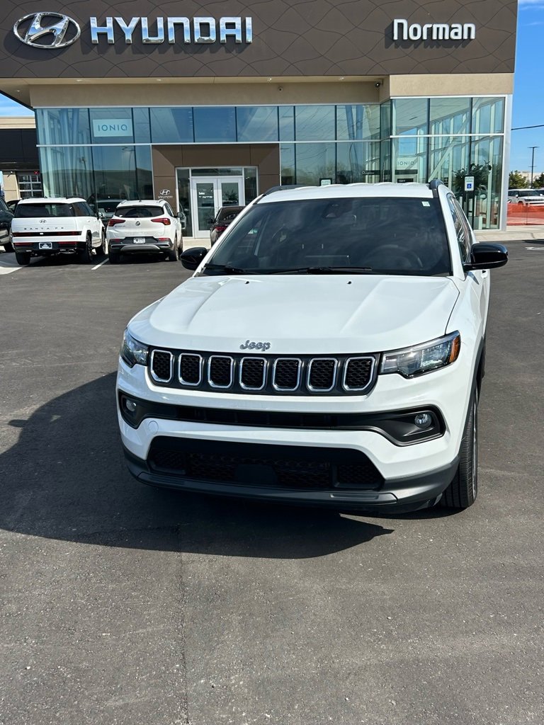 Used 2024 Jeep Compass Latitude image 1