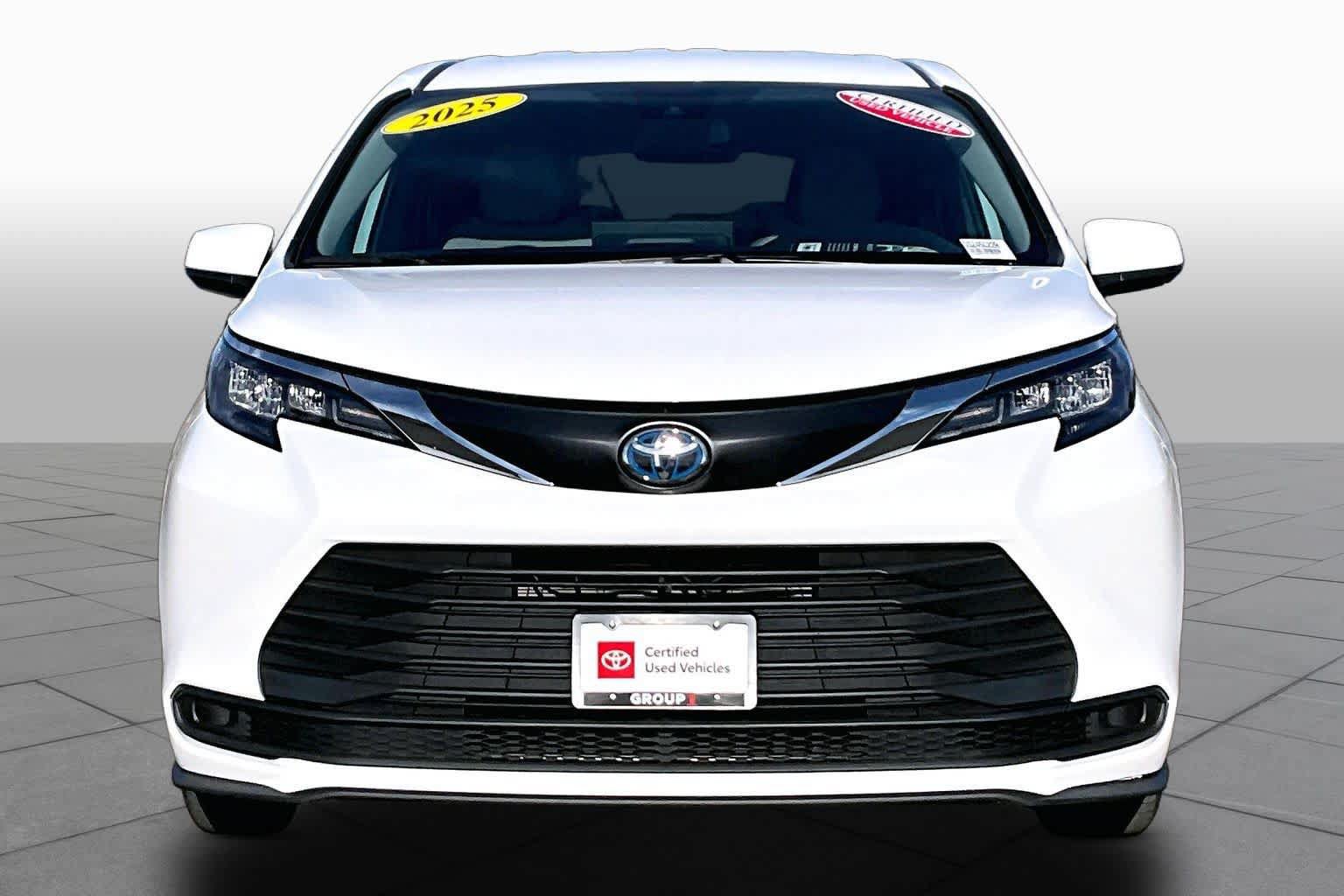 Certified 2025 Toyota Sienna LE FWD image 3
