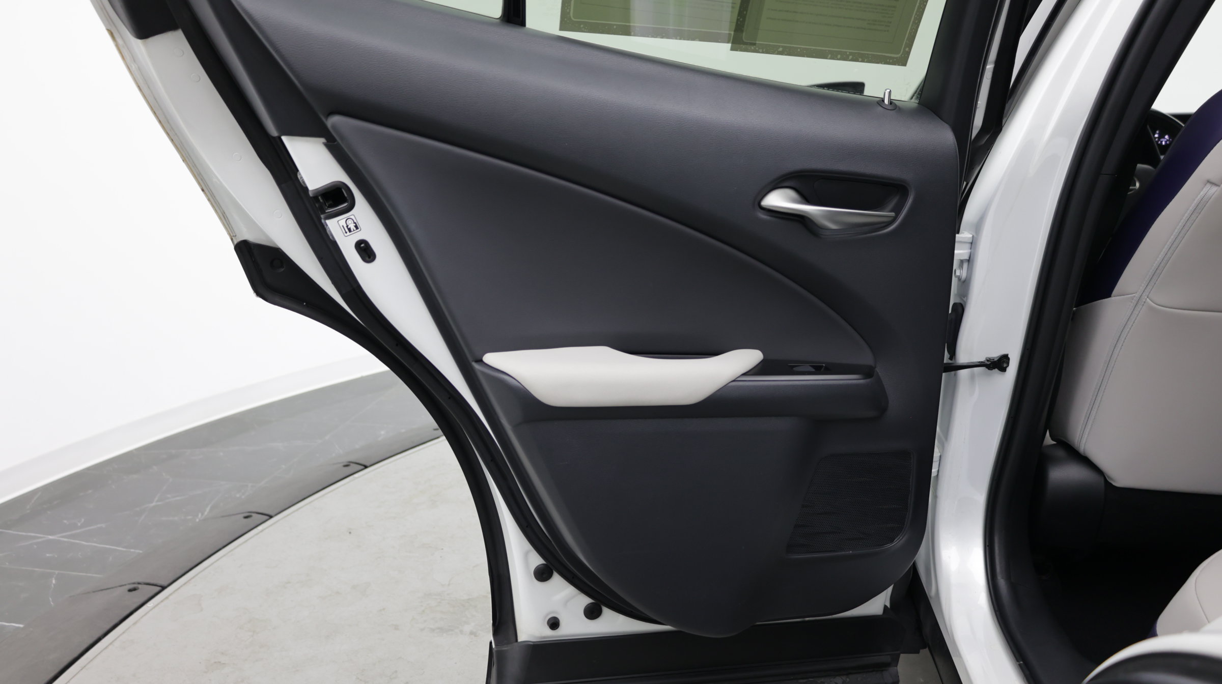 Used 2022 Lexus UX 200 w/ Accessory Package (Z1) FWD image 32