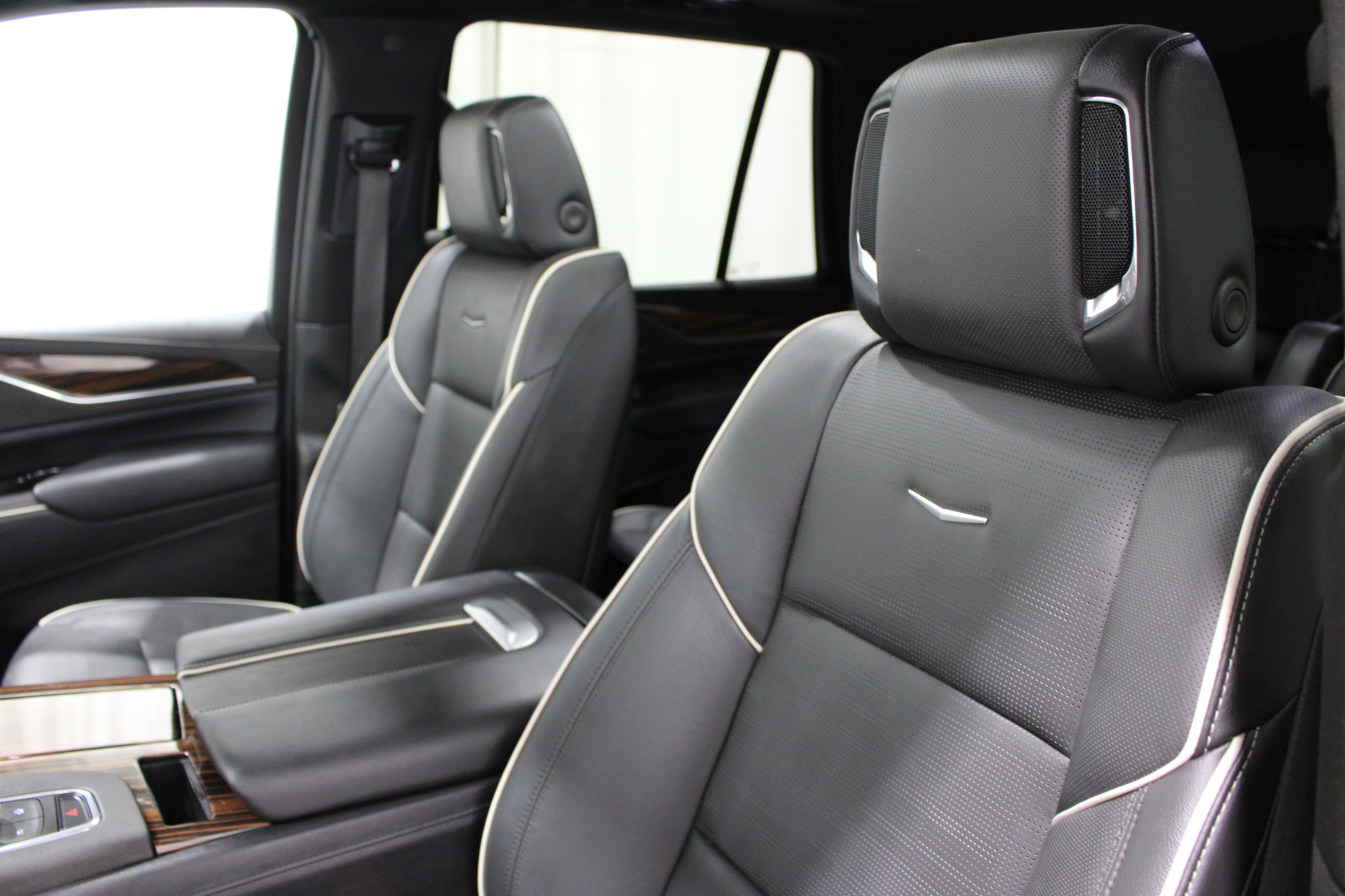 Certified 2024 Cadillac Escalade Premium Luxury w/ Performance Package AWD/4WD image 4