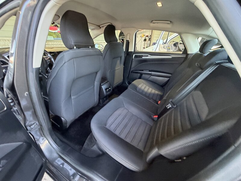 Used 2018 Ford Fusion SE w/ Fusion SE Technology Package FWD image 12
