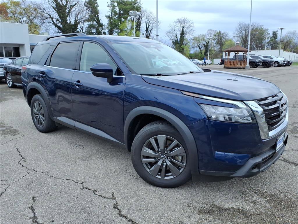 Used 2024 Nissan Pathfinder SV image 2