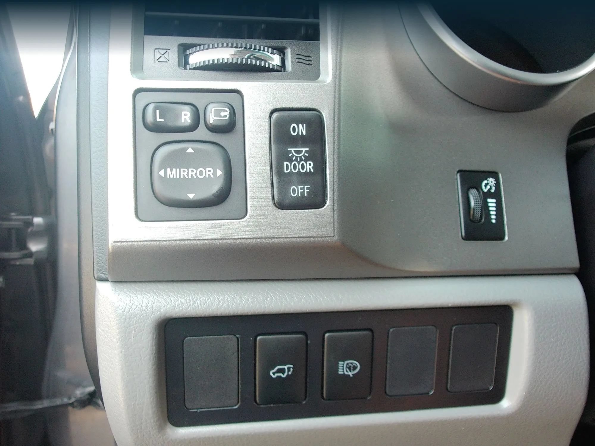 Used 2014 Toyota Sequoia Limited RWD image 27