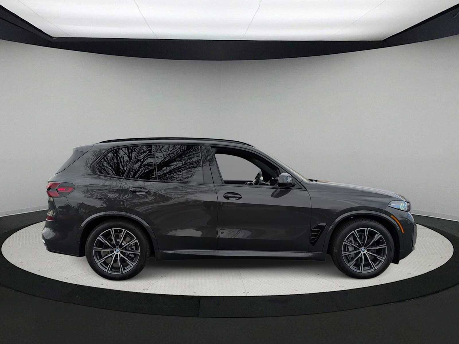 Used 2026 BMW X5 xDrive50e w/ M Sport Package image 9