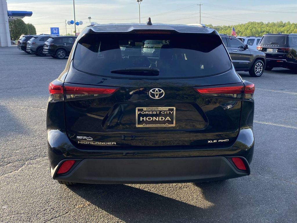 Used 2022 Toyota Highlander XLE AWD/4WD image 4