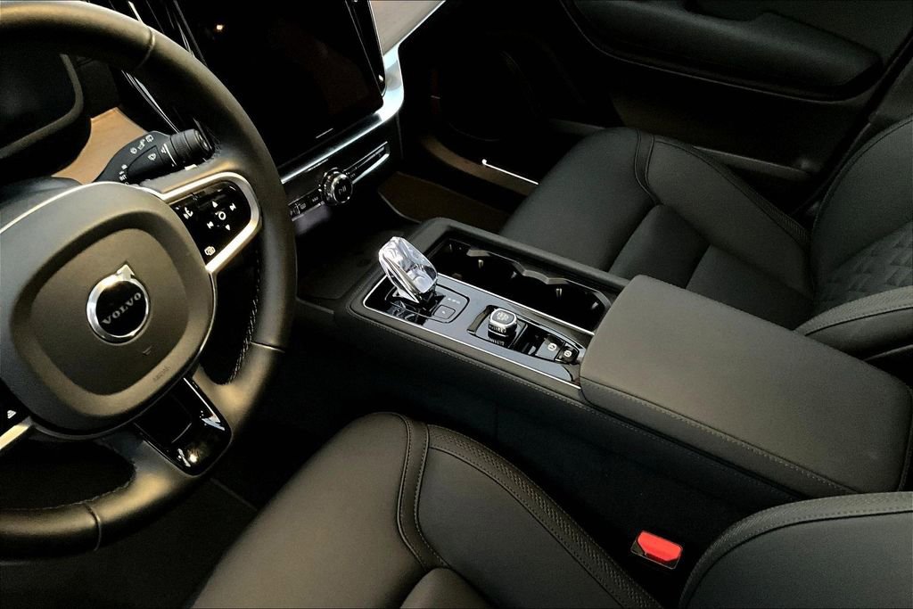 Certified 2025 Volvo XC90 B6 Plus image 17