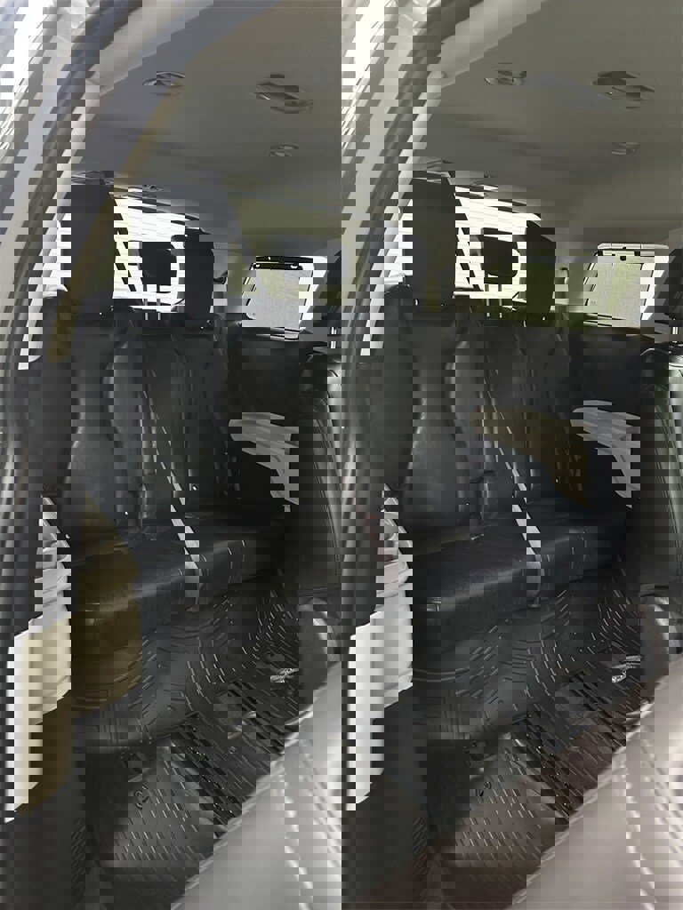 Used 2022 Kia Carnival EX image 32