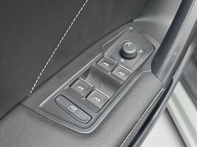 Used 2023 Volkswagen Tiguan SE w/ Panoramic Sunroof Package FWD image 8