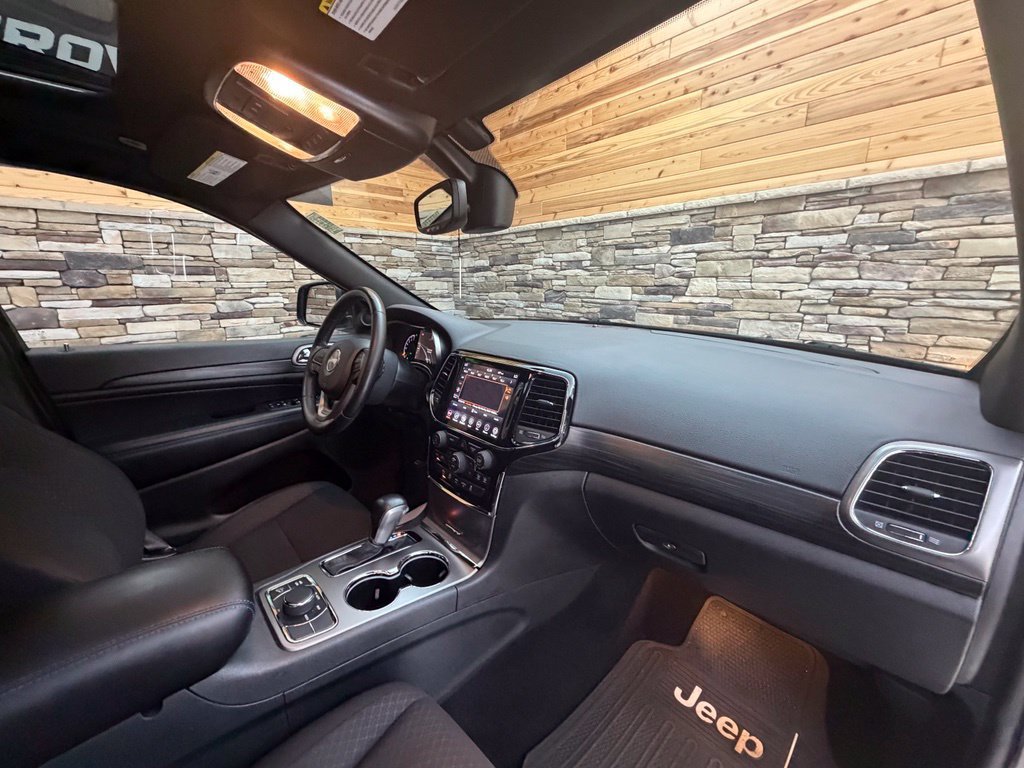 Used 2020 Jeep Grand Cherokee Laredo AWD/4WD image 29