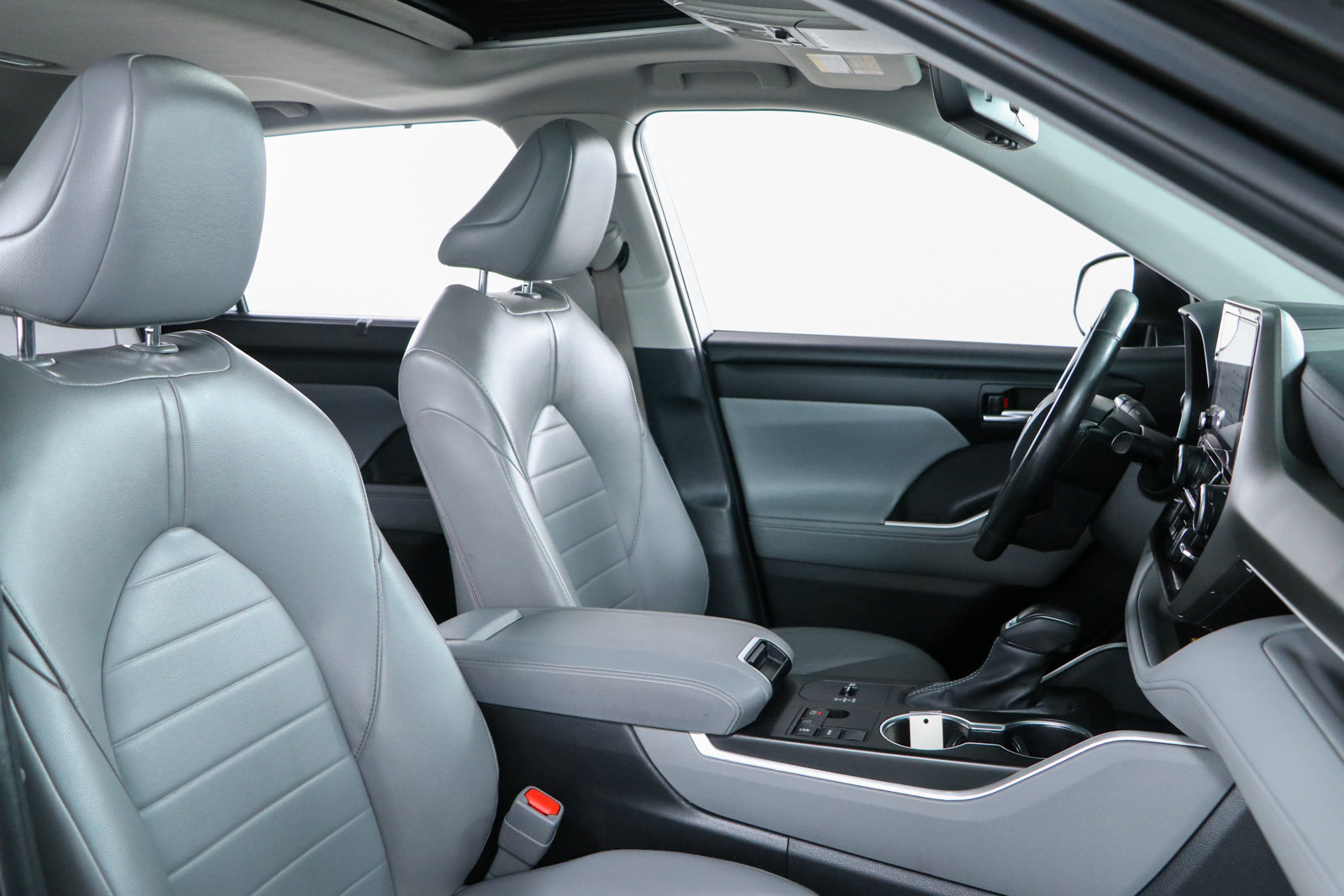 Used 2024 Toyota Highlander XLE FWD image 28