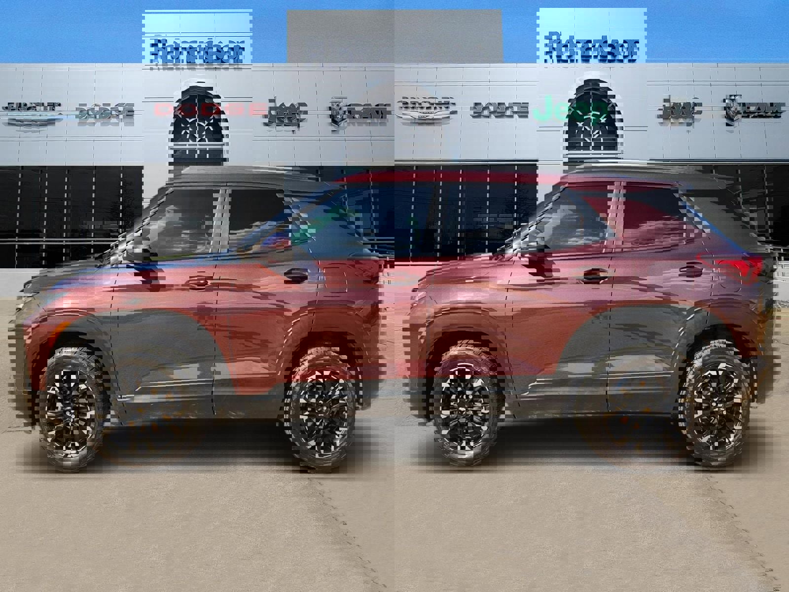 Used 2022 Chevrolet TrailBlazer LT w/ Convenience Package FWD image 3