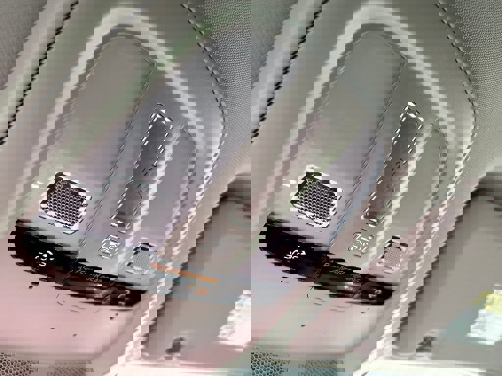 Certified 2024 Volvo XC60 T8 Ultimate w/ Protection Package Premier image 34