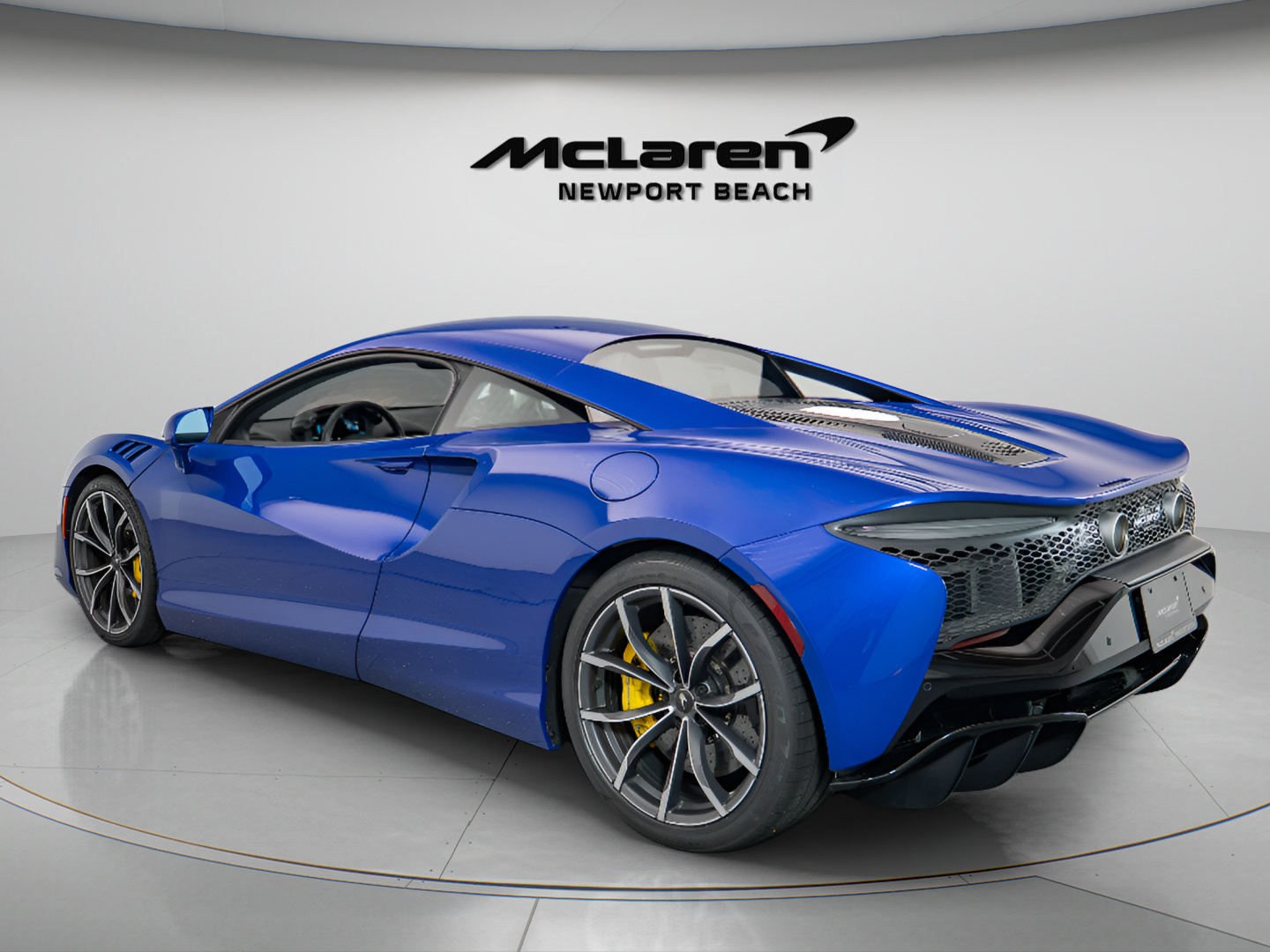 Used 2024 McLaren Artura RWD image 4