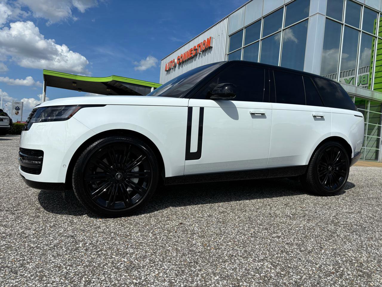 Used 2023 Land Rover Range Rover SE image 2