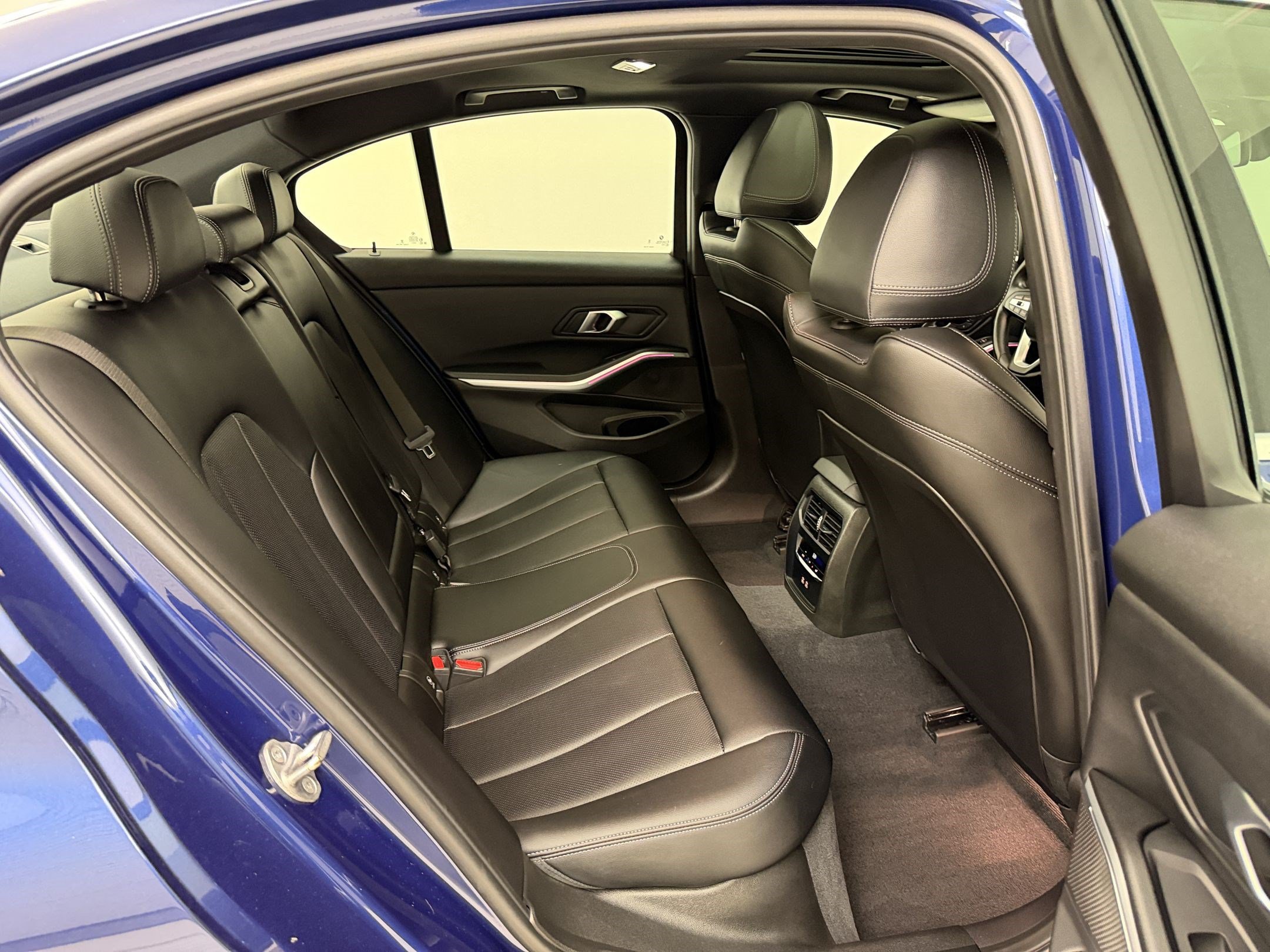 Certified 2024 BMW 330i Sedan w/ Convenience Package RWD image 30