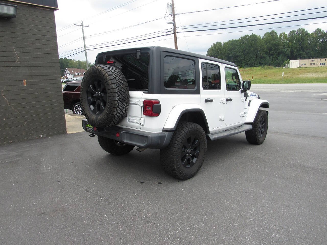 Used 2018 Jeep Wrangler Unlimited Sahara AWD/4WD image 4