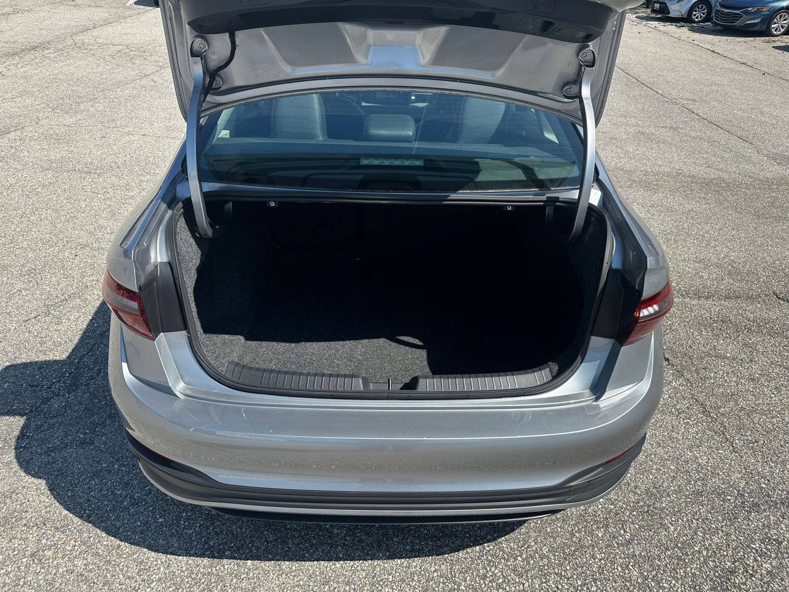 Used 2025 Volkswagen Jetta SE image 30