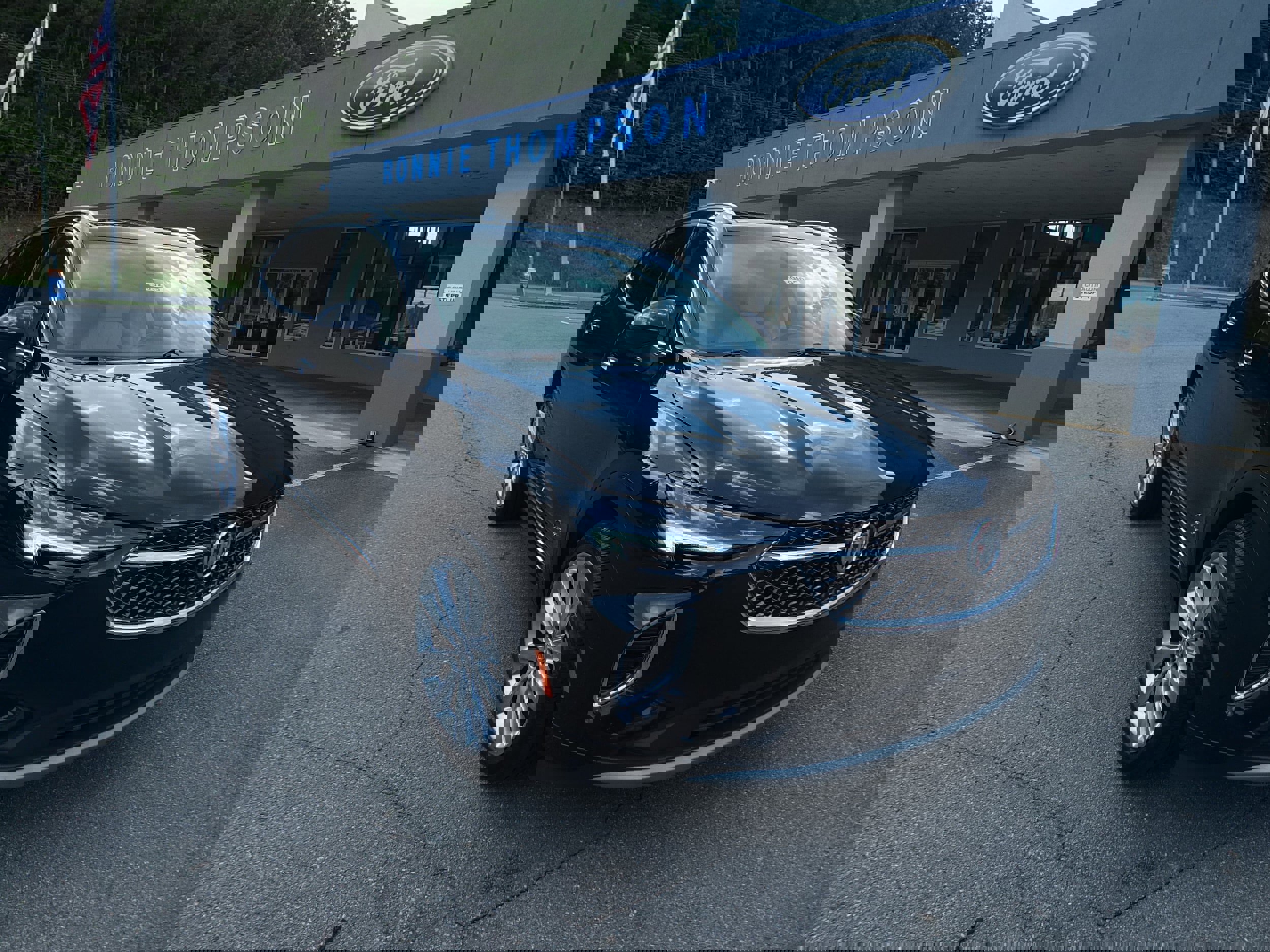 Used 2023 Buick Envision Avenir image 1