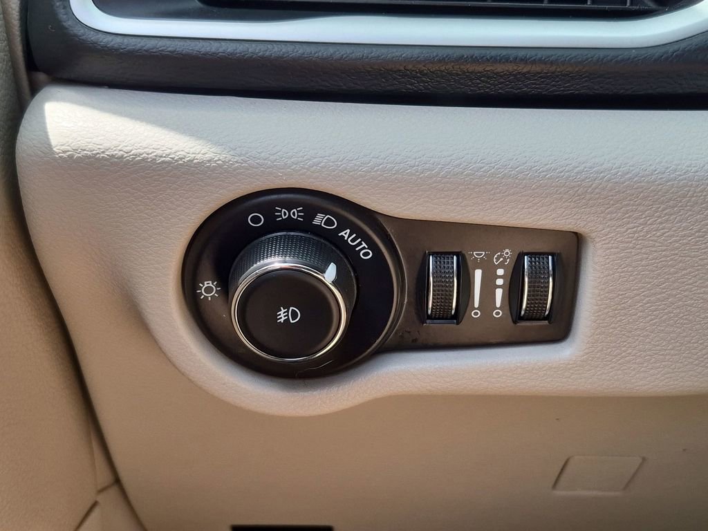 Certified 2023 Chrysler Pacifica Touring-L FWD image 23