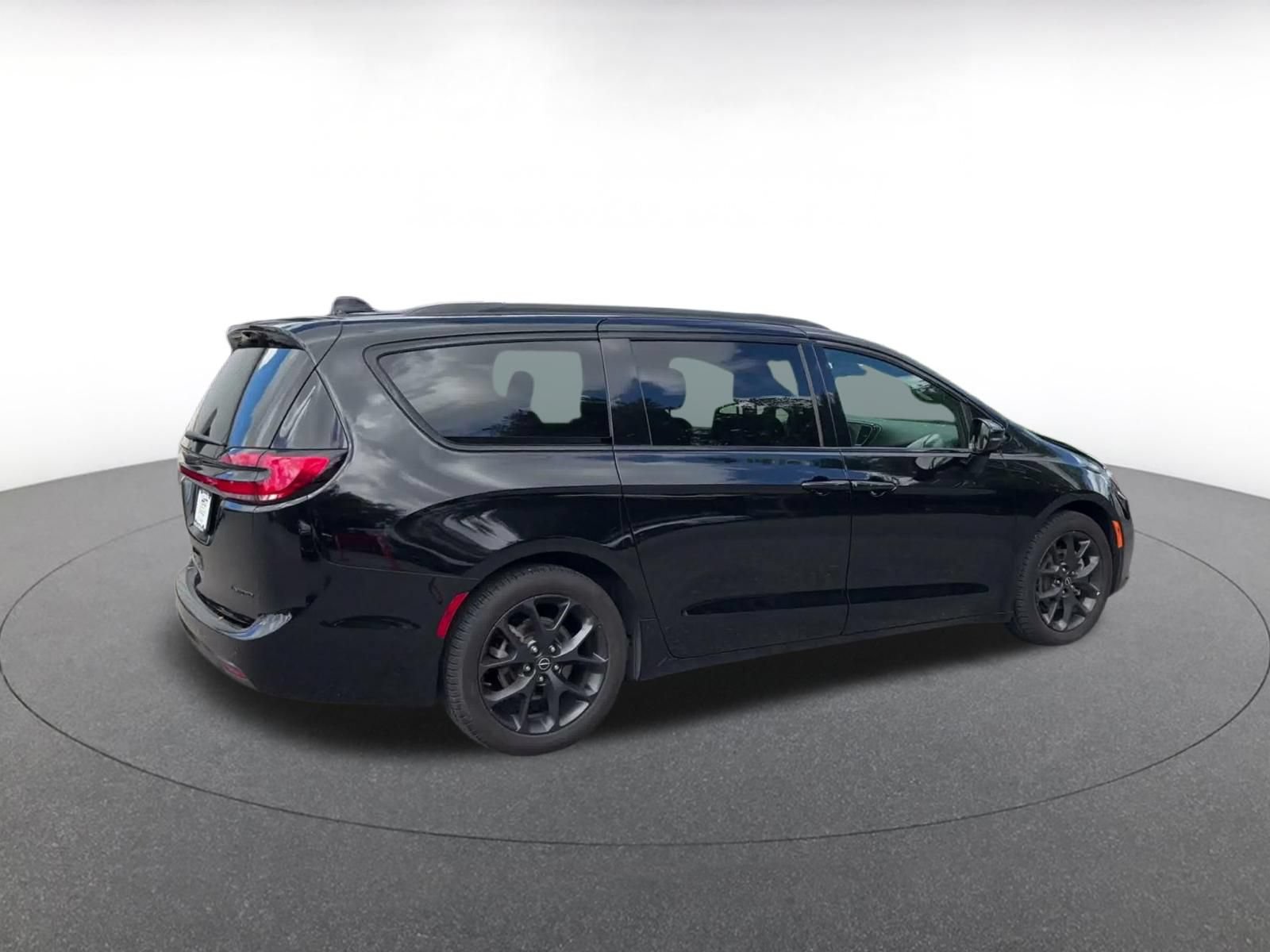 Used 2025 Chrysler Pacifica Limited FWD image 13