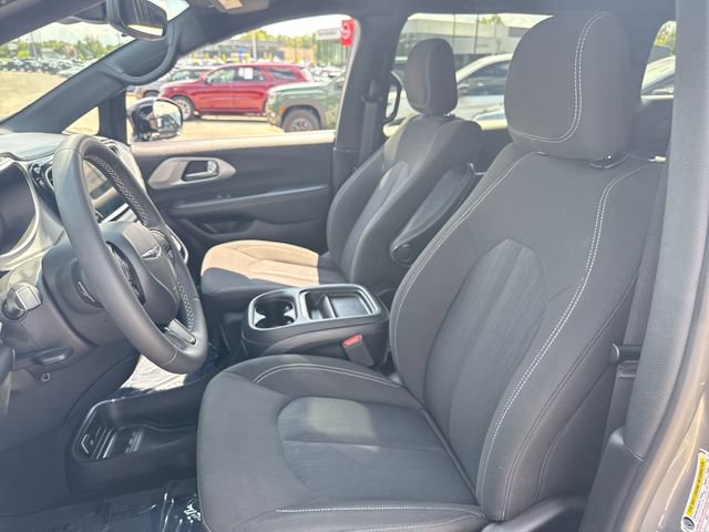 Used 2024 Chrysler Pacifica Touring FWD image 13