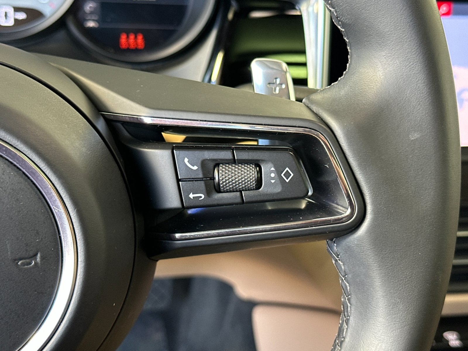 Certified 2023 Porsche Macan S AWD/4WD image 29
