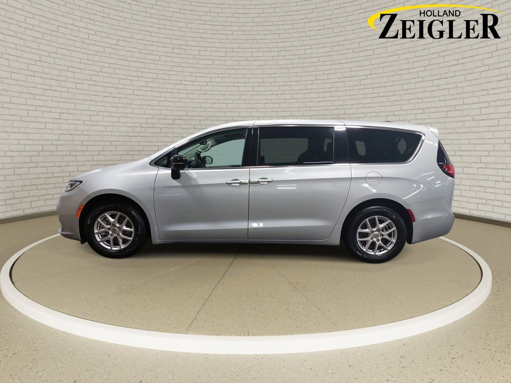 Used 2024 Chrysler Pacifica Touring-L FWD image 8