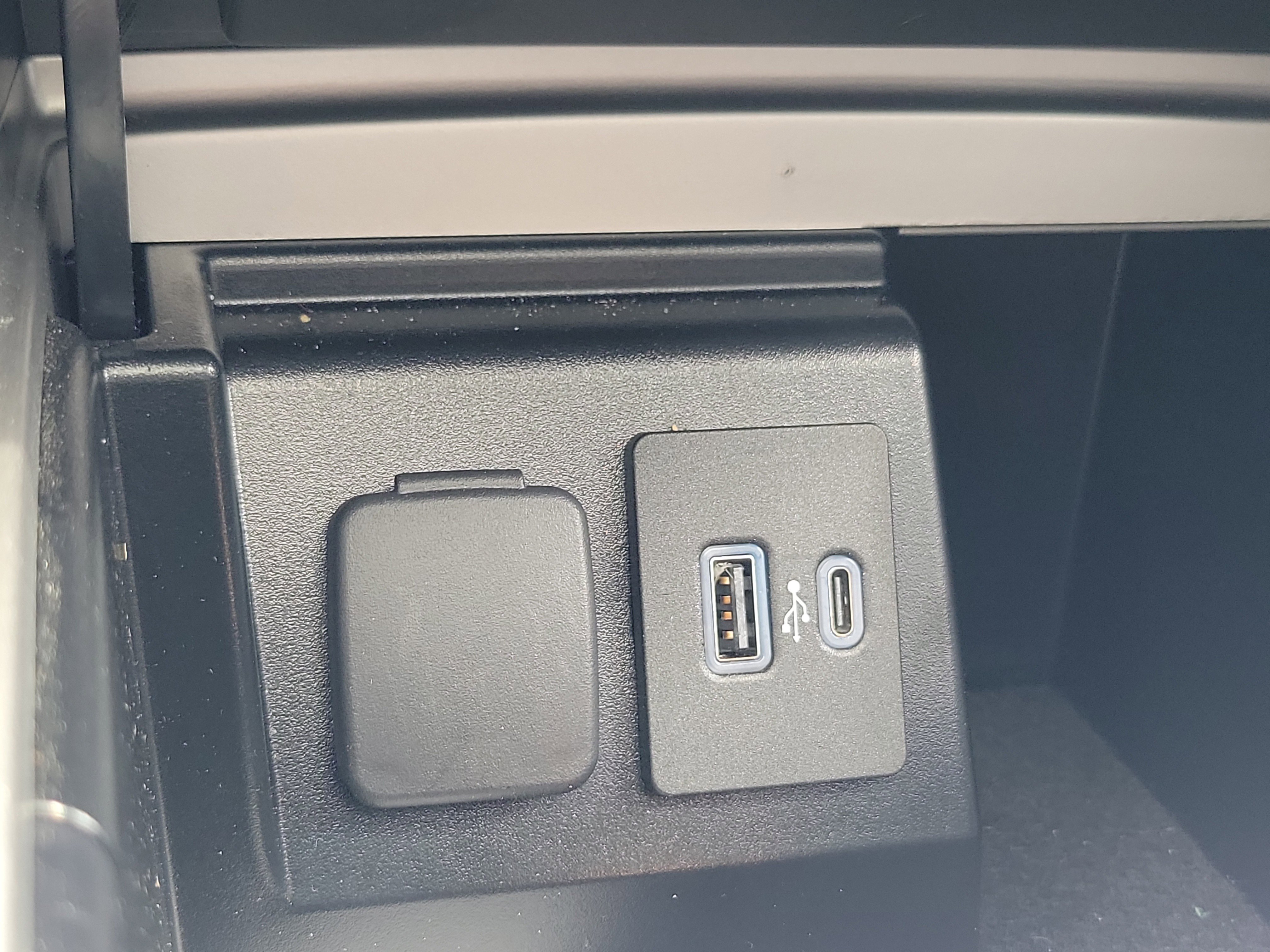 Used 2022 Ford Explorer Limited w/ Equipment Group 301A AWD/4WD image 32