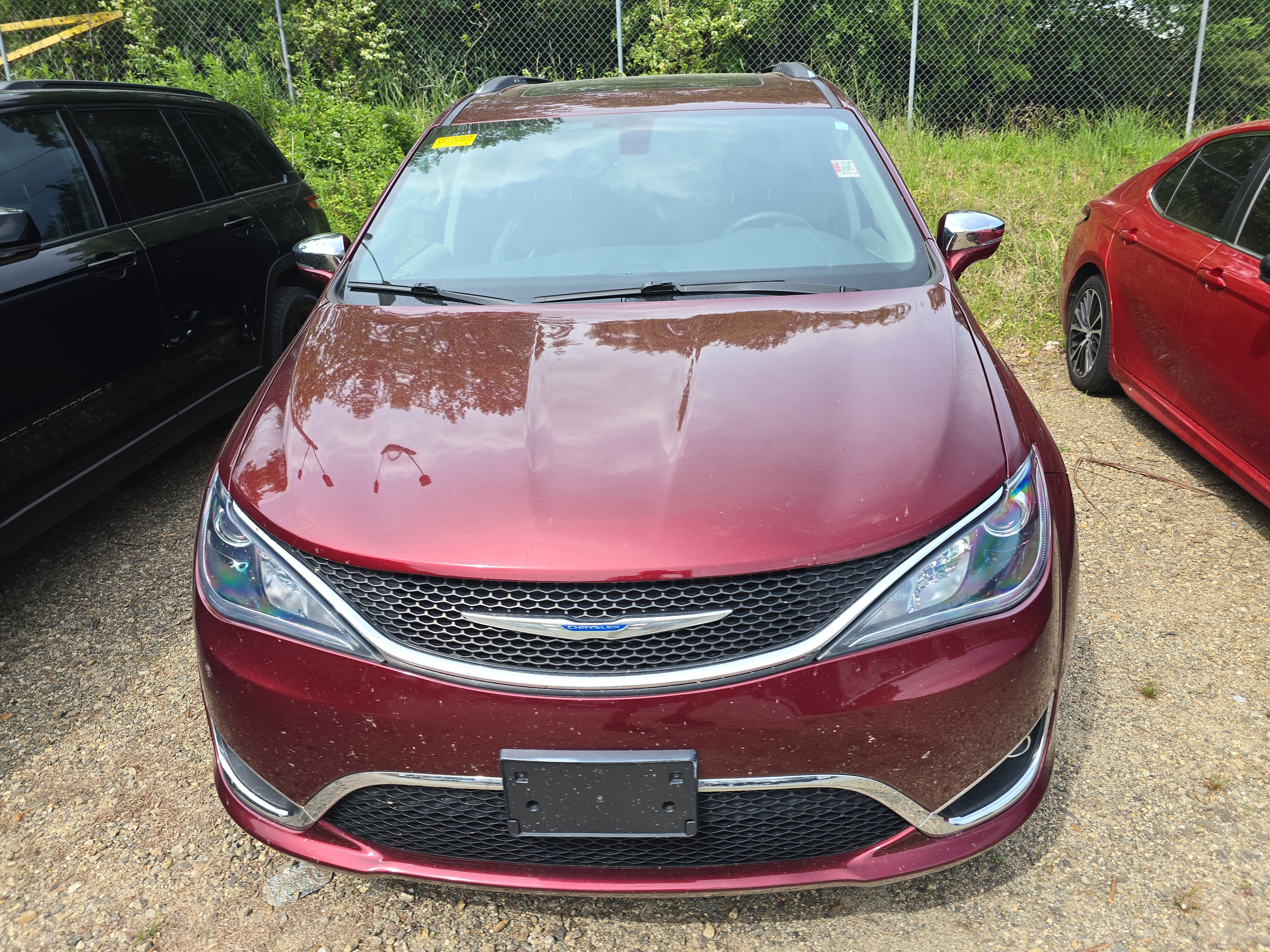 Used 2018 Chrysler Pacifica Limited FWD image 2