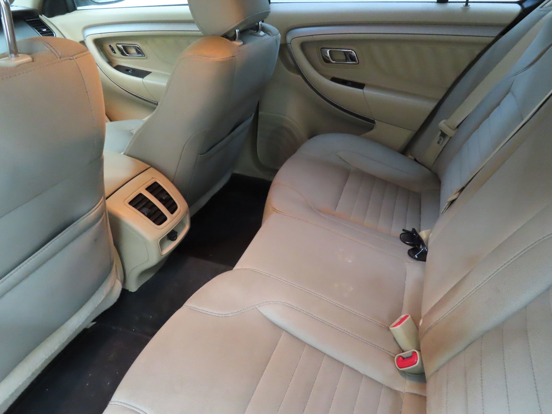 Used 2016 Ford Taurus SE FWD image 20