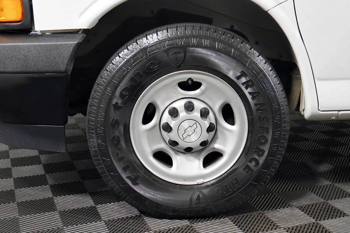 Used 2018 Chevrolet Express 2500 w/ Driver Convenience Package RWD image 45