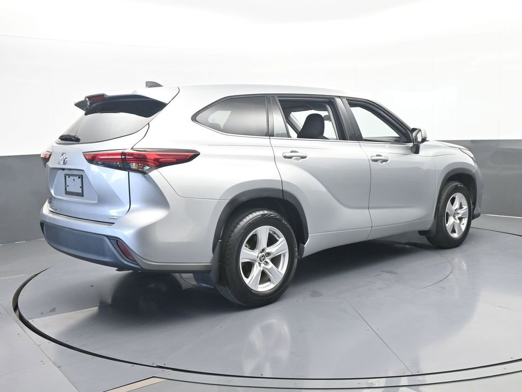 Used 2022 Toyota Highlander L AWD/4WD image 6