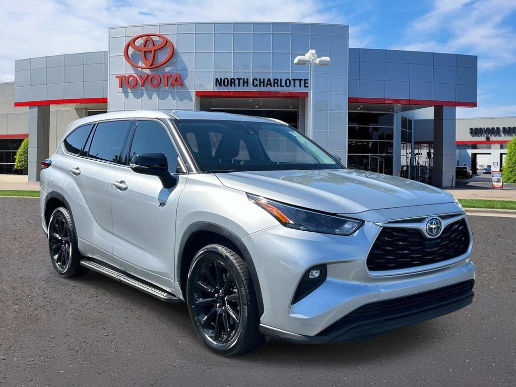 Used 2022 Toyota Highlander LE FWD image 1
