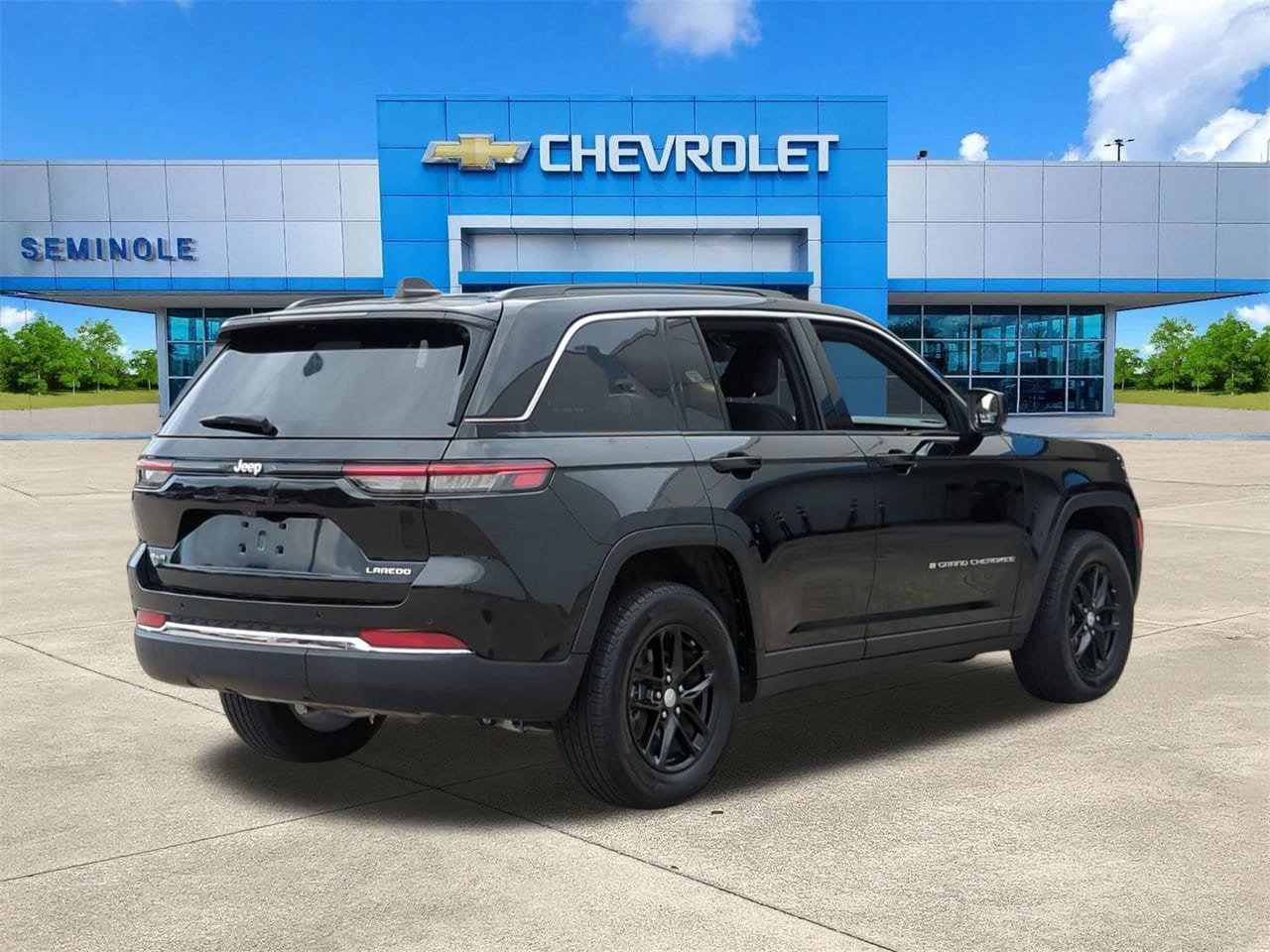 Used 2025 Jeep Grand Cherokee Laredo X w/ Trailer Tow Package AWD/4WD image 4