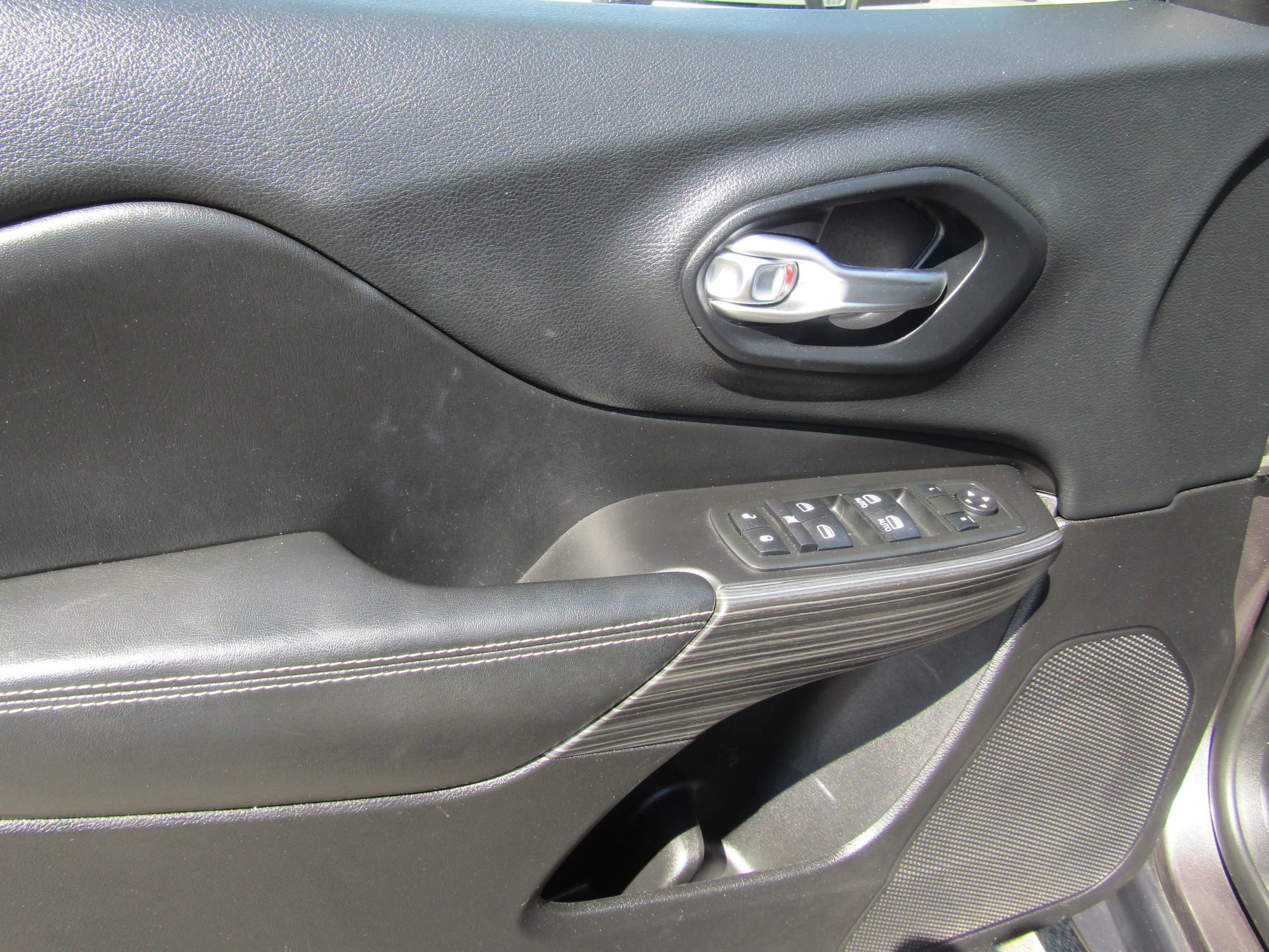 Used 2015 Jeep Cherokee Limited image 22