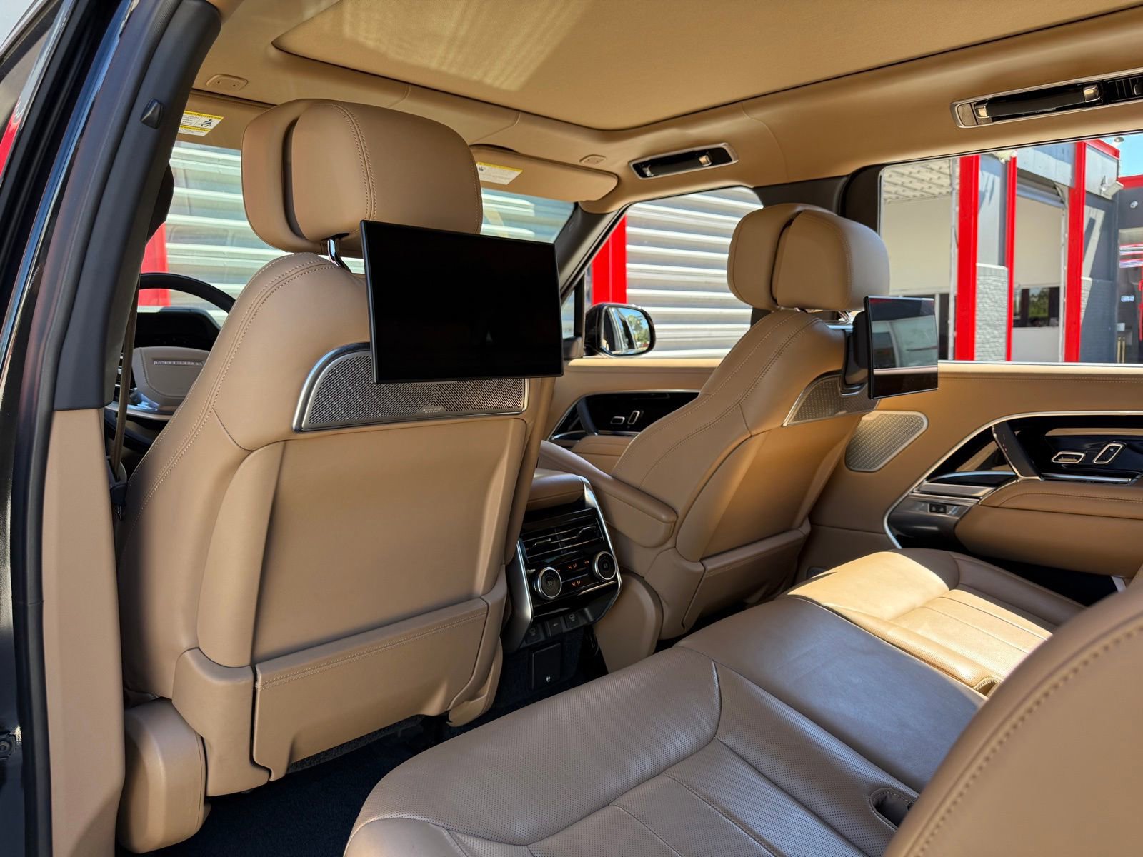 Used 2024 Land Rover Range Rover Long Wheelbase Autobiography image 11