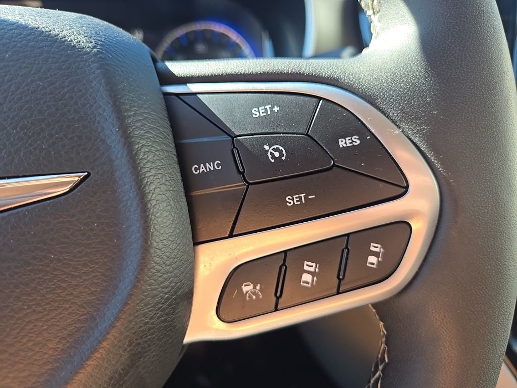 Used 2024 Chrysler Pacifica Touring-L image 15