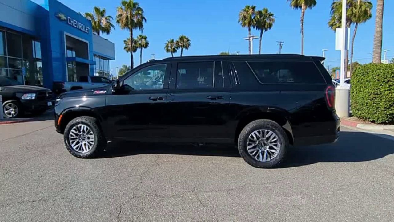Used 2025 Chevrolet Suburban Z71 AWD/4WD image 5
