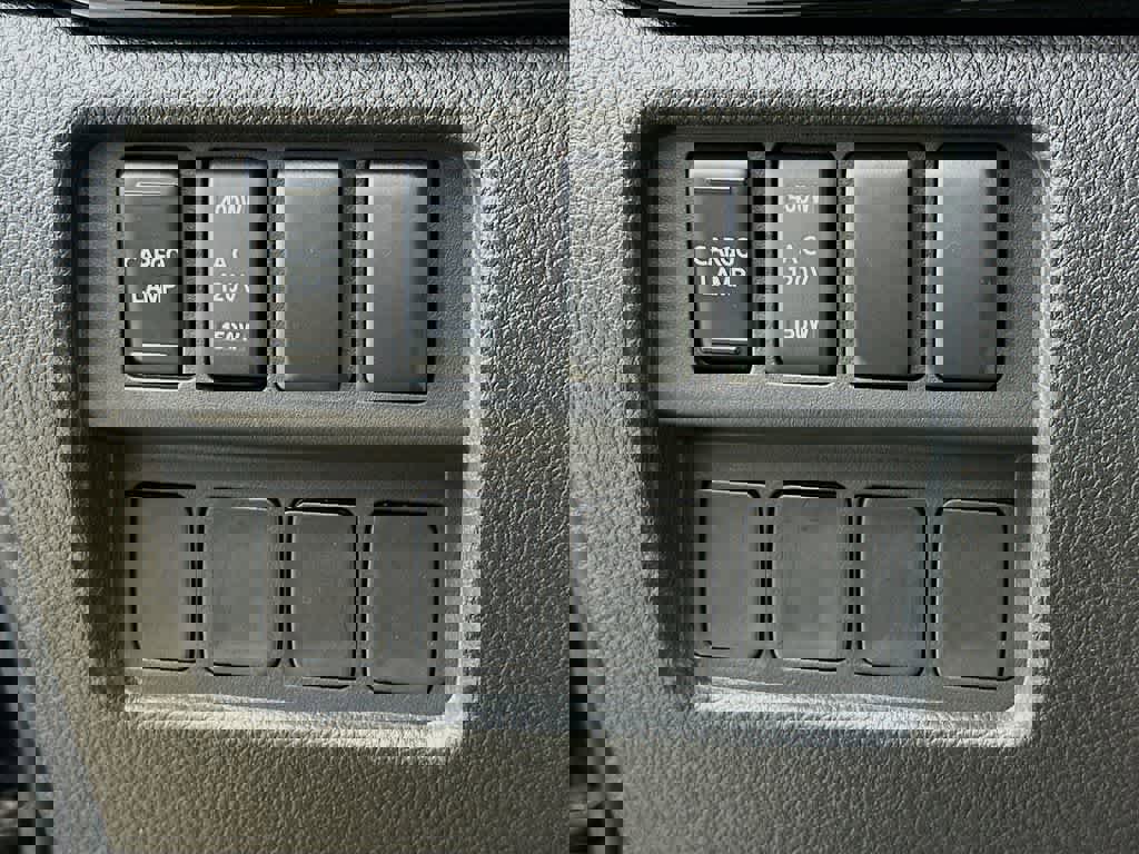 Used 2024 Nissan Titan SV w/ SV Convenience Package image 27