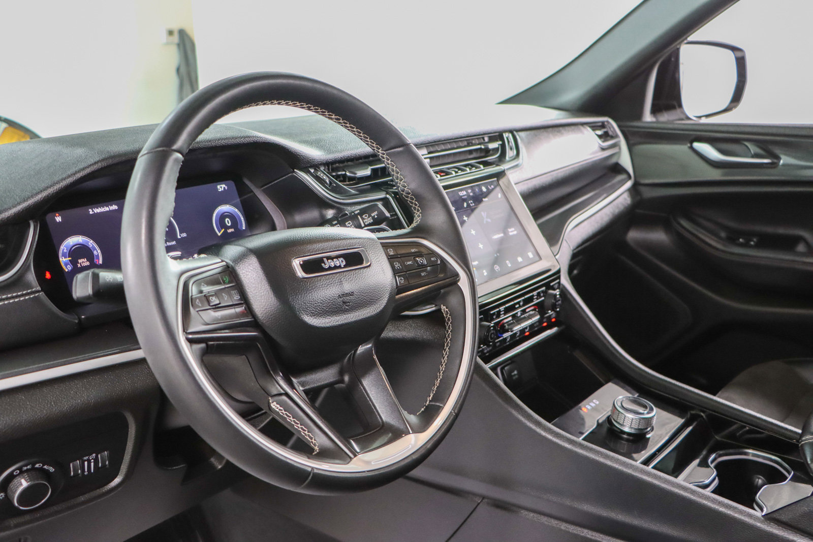 Used 2023 Jeep Grand Cherokee Altitude image 22