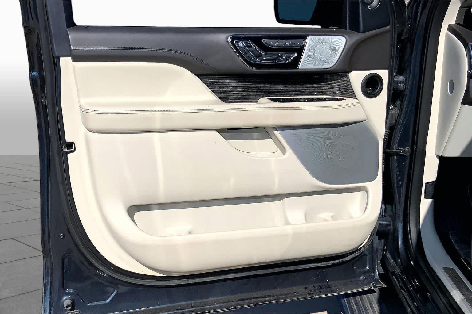 Used 2021 Lincoln Navigator L Black Label w/ Cargo Convenience Package AWD/4WD image 20