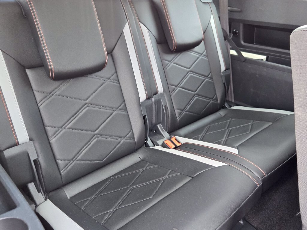 Certified 2025 Volkswagen Atlas Peak Edition SE AWD/4WD image 19