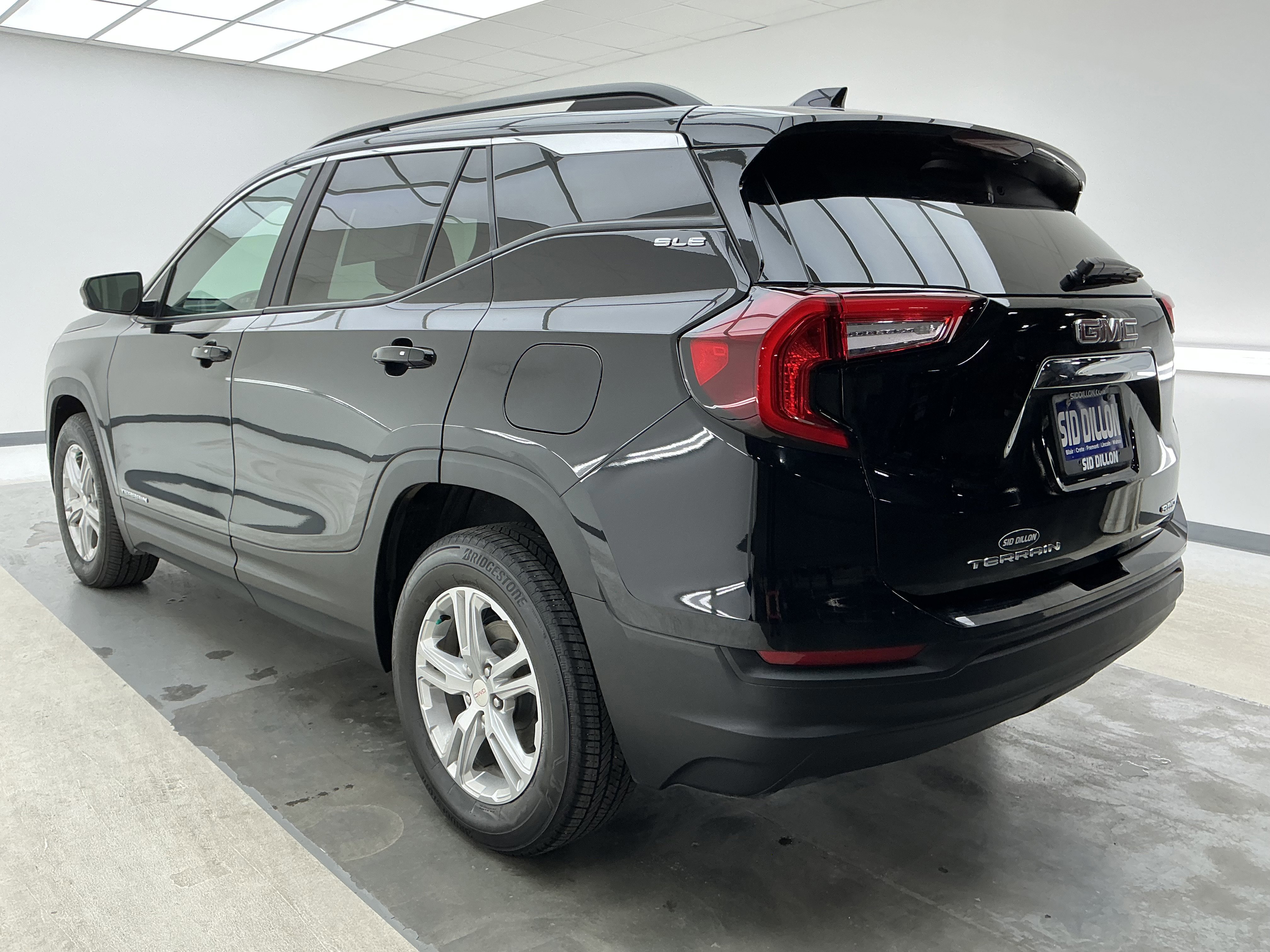 Used 2022 GMC Terrain SLE w/ Driver Convenience Package image 6