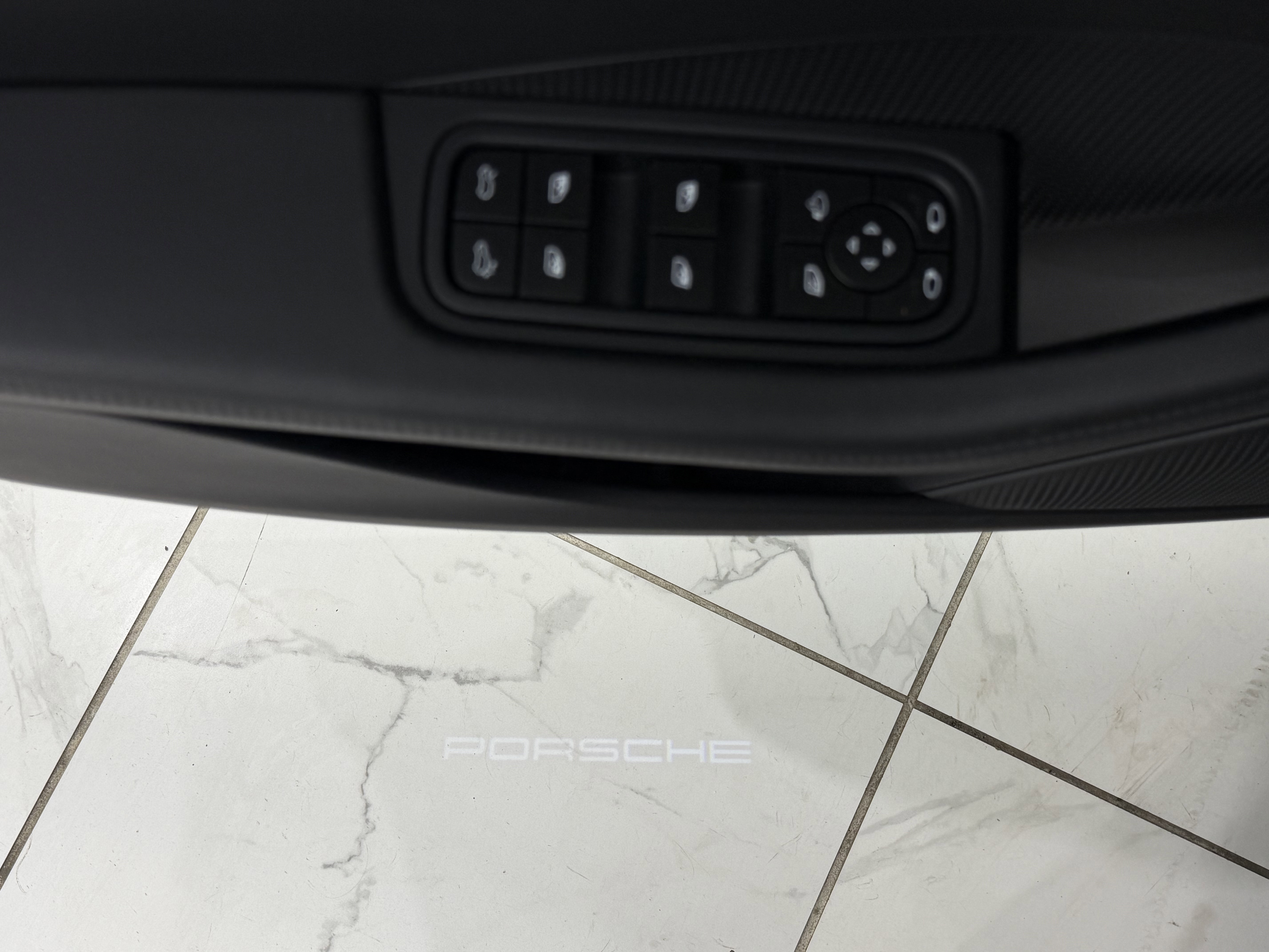 Certified 2025 Porsche Macan 4S Electric AWD/4WD image 32