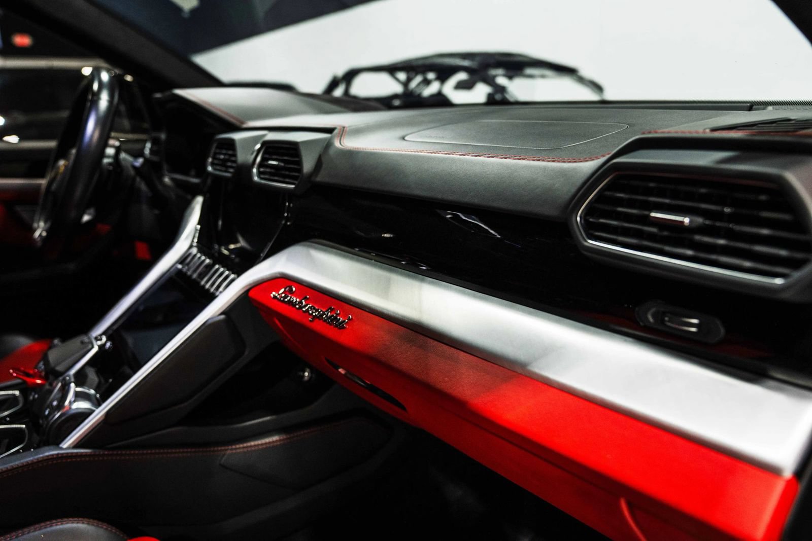 Used 2022 Lamborghini Urus AWD/4WD image 26