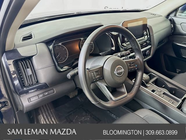 Used 2025 Nissan Pathfinder SV image 9