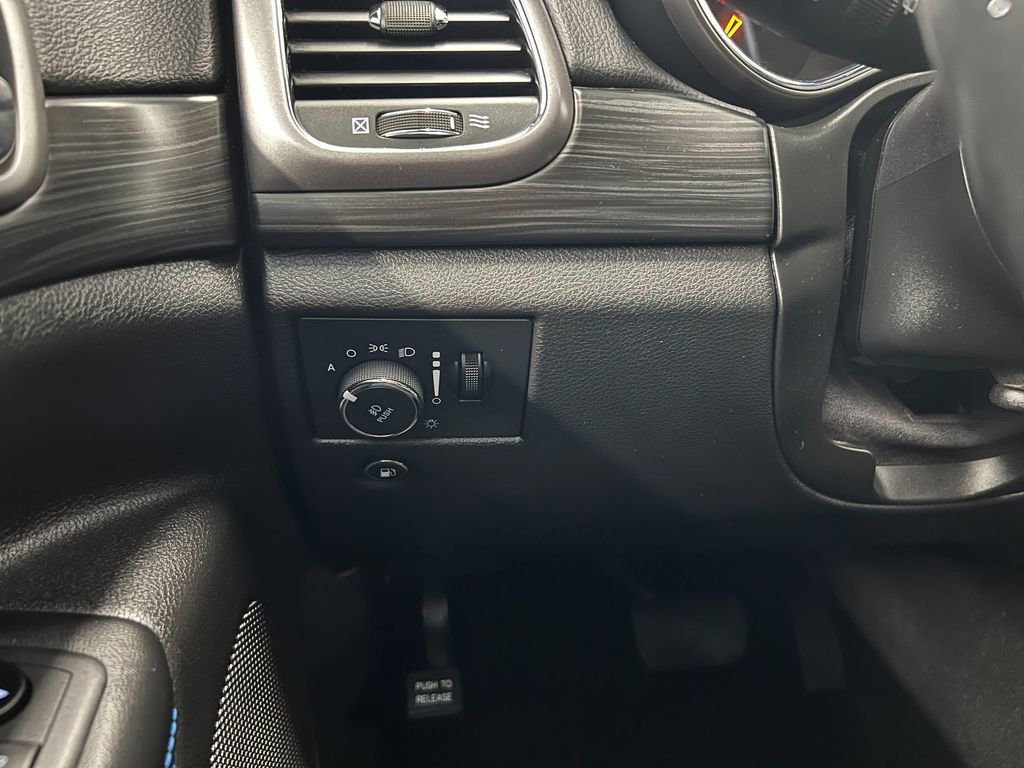 Used 2020 Jeep Grand Cherokee Laredo image 28