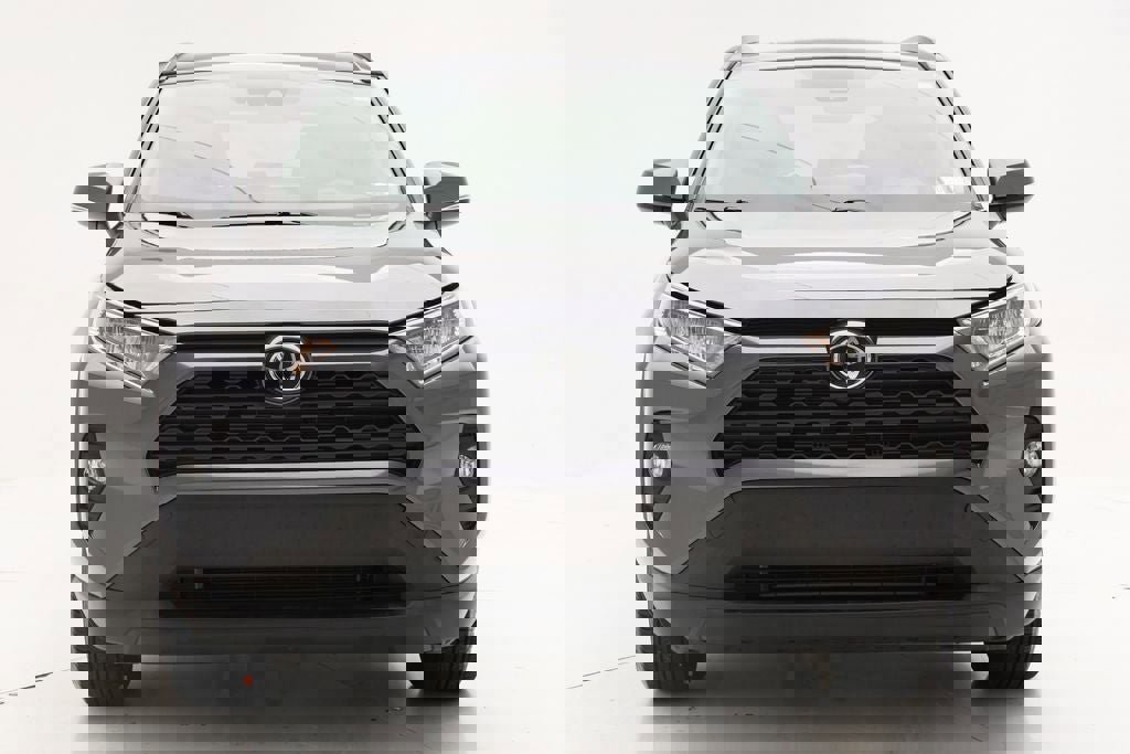 Used 2021 Toyota RAV4 XLE w/ Convenience Package image 4