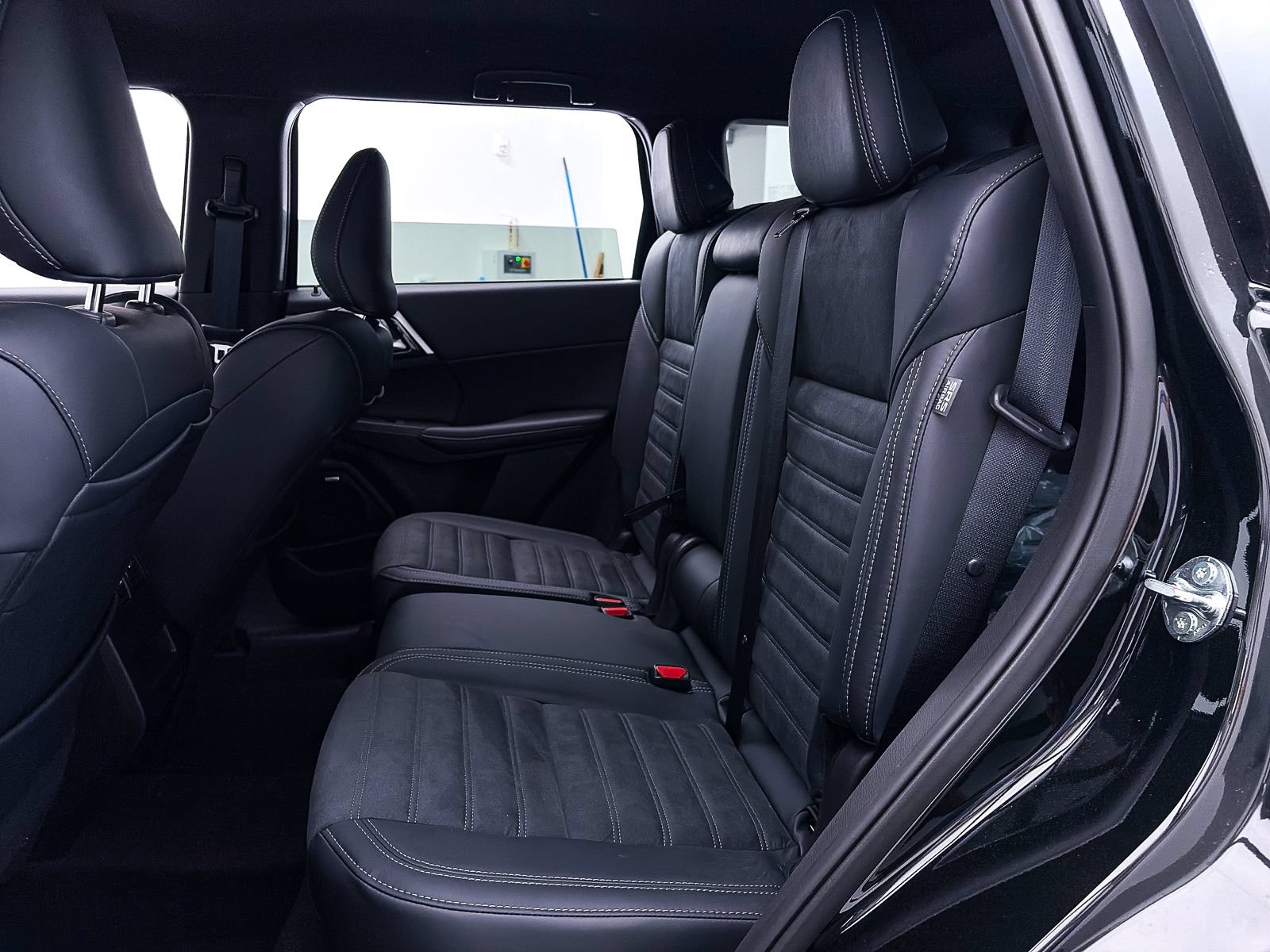 New 2026 Mitsubishi Outlander LE AWD/4WD image 24