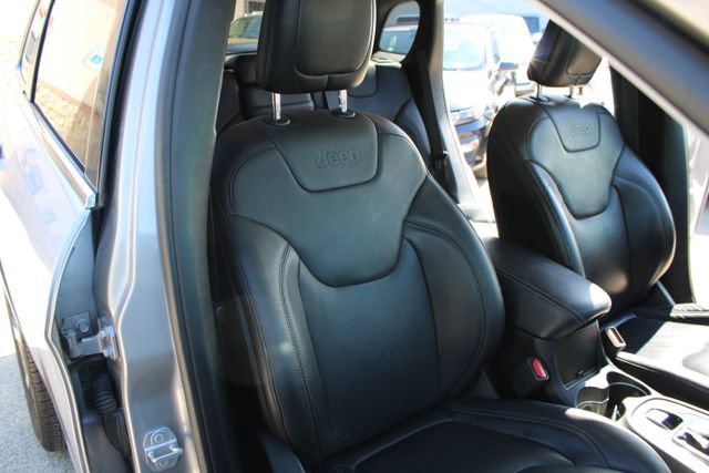 Used 2019 Jeep Cherokee Limited FWD image 40